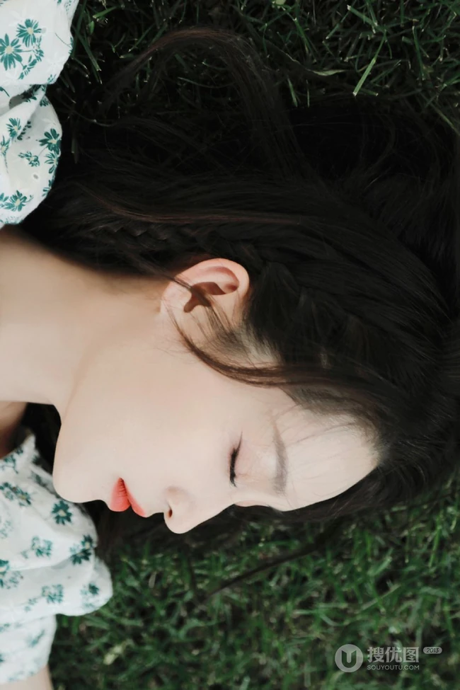 李沁清新小碎花裙户外青草地夏日美拍写真图片
