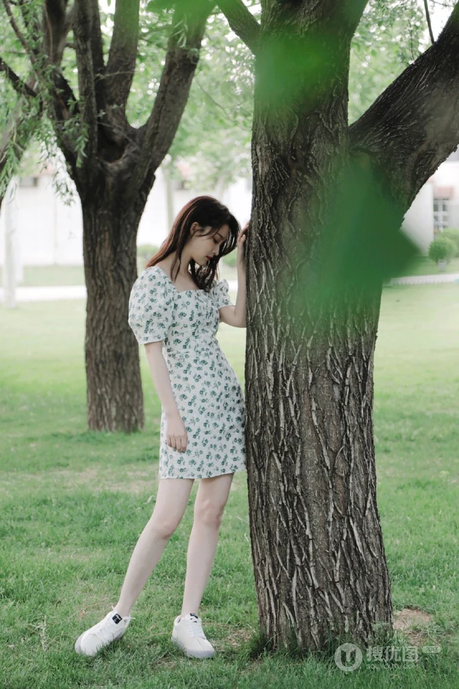 李沁清新小碎花裙户外青草地夏日美拍写真图片