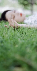 李沁清新小碎花裙户外青草地夏日美拍写真图片