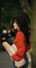 阚清子复古大卷发，雀斑妆装扮，搭配波点衫牛仔裤街拍写真照片