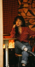 阚清子复古大卷发，雀斑妆装扮，搭配波点衫牛仔裤街拍写真照片