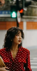 阚清子复古大卷发，雀斑妆装扮，搭配波点衫牛仔裤街拍写真照片