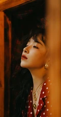 阚清子复古大卷发，雀斑妆装扮，搭配波点衫牛仔裤街拍写真照片