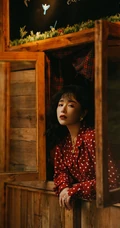 阚清子复古大卷发，雀斑妆装扮，搭配波点衫牛仔裤街拍写真照片
