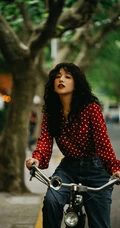 阚清子复古大卷发，雀斑妆装扮，搭配波点衫牛仔裤街拍写真照片