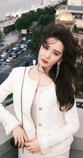 刘诗诗气质优雅白衫穿搭时尚大方写真图片