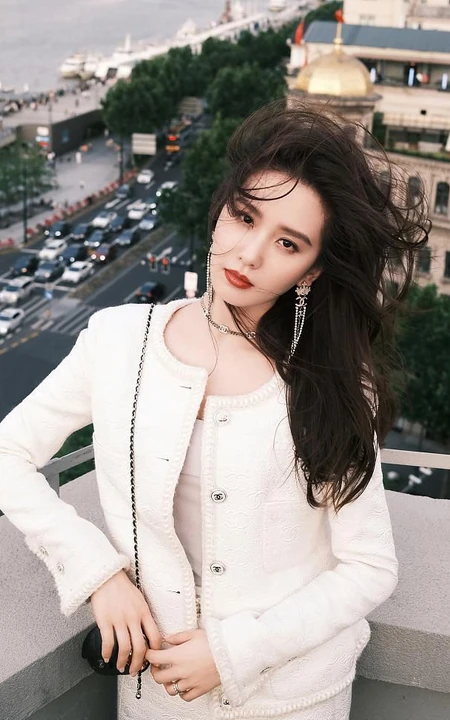 刘诗诗气质优雅白衫穿搭时尚大方写真图片