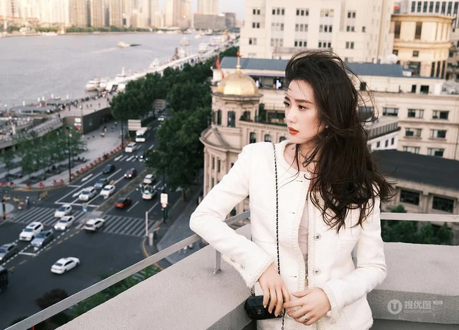刘诗诗气质优雅白衫穿搭时尚大方写真图片