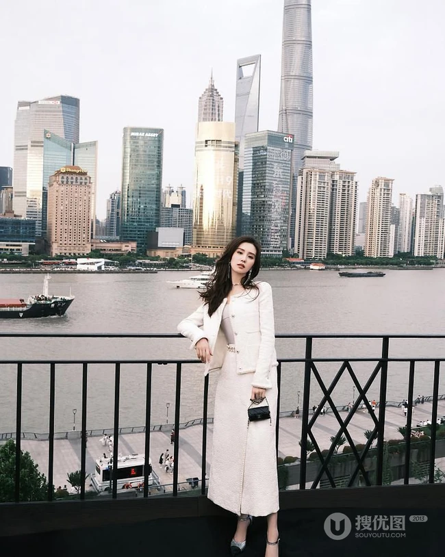 刘诗诗气质优雅白衫穿搭时尚大方写真图片