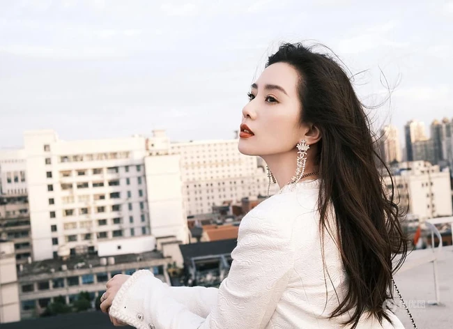 刘诗诗气质优雅白衫穿搭时尚大方写真图片