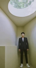 赵又廷帅气有型西服套装着身别院写真照片
