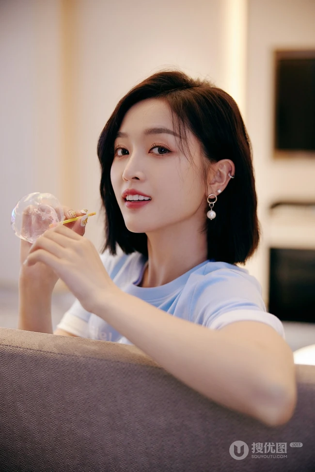 吴宣仪甜美可爱夏日穿搭写真美照