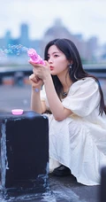 杨超越童趣十足走街串巷可爱写真图片