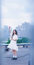 杨超越童趣十足走街串巷可爱写真图片
