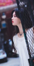 杨超越童趣十足走街串巷可爱写真图片