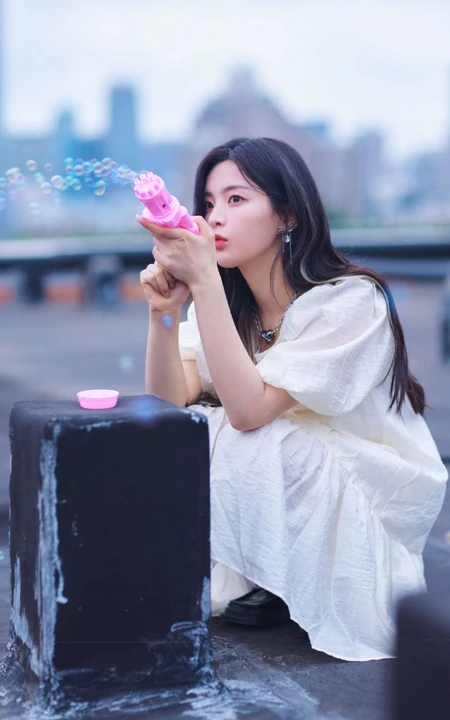杨超越童趣十足走街串巷可爱写真图片