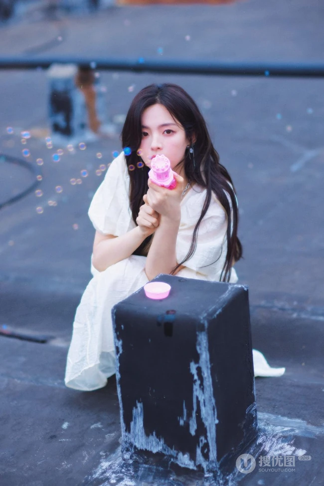 杨超越童趣十足走街串巷可爱写真图片