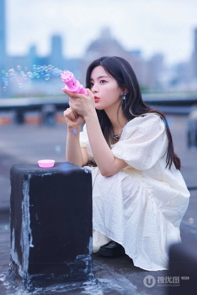 杨超越童趣十足走街串巷可爱写真图片