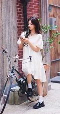 杨超越童趣十足走街串巷可爱写真图片