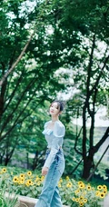 孟美岐清新夏日写真，蓝衣牛仔裤搭配丸子头，靓丽十足