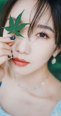 孟美岐清新夏日写真，蓝衣牛仔裤搭配丸子头，靓丽十足