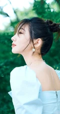 孟美岐清新夏日写真，蓝衣牛仔裤搭配丸子头，靓丽十足
