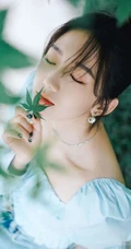 孟美岐清新夏日写真，蓝衣牛仔裤搭配丸子头，靓丽十足