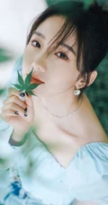 孟美岐清新夏日写真，蓝衣牛仔裤搭配丸子头，靓丽十足