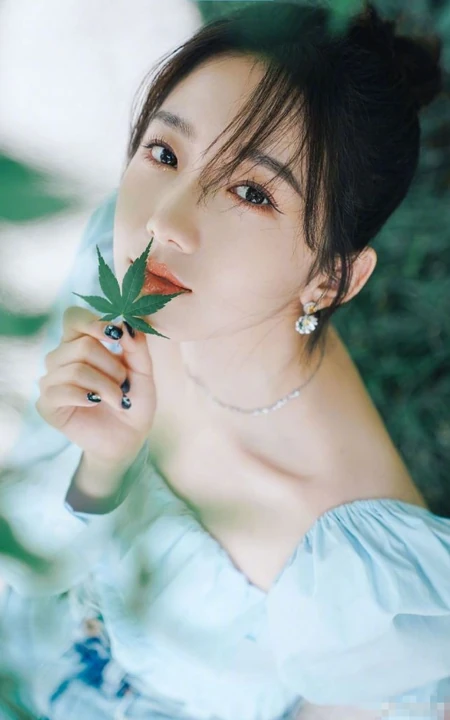 孟美岐清新夏日写真，蓝衣牛仔裤搭配丸子头，靓丽十足