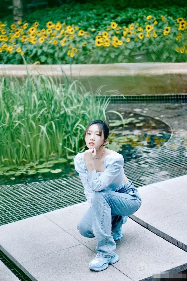 孟美岐清新夏日写真，蓝衣牛仔裤搭配丸子头，靓丽十足