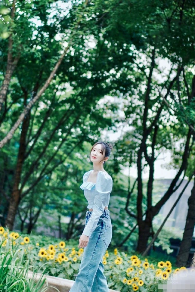 孟美岐清新夏日写真，蓝衣牛仔裤搭配丸子头，靓丽十足