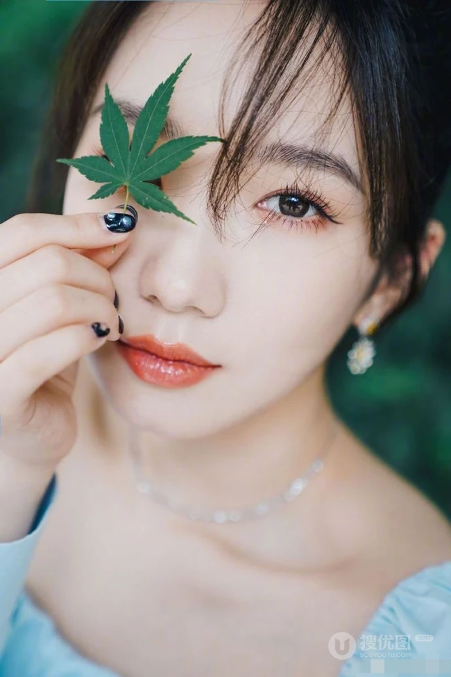 孟美岐清新夏日写真，蓝衣牛仔裤搭配丸子头，靓丽十足