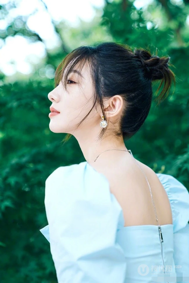 孟美岐清新夏日写真，蓝衣牛仔裤搭配丸子头，靓丽十足
