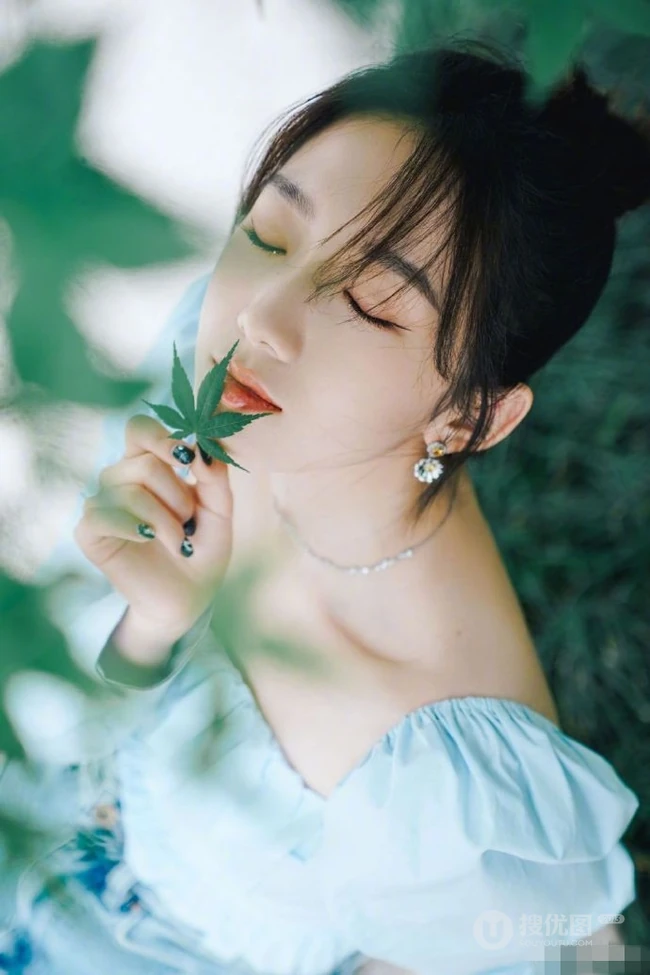 孟美岐清新夏日写真，蓝衣牛仔裤搭配丸子头，靓丽十足