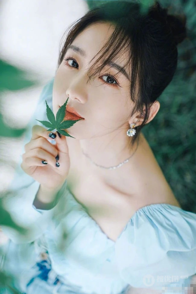 孟美岐清新夏日写真，蓝衣牛仔裤搭配丸子头，靓丽十足