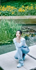 孟美岐清新夏日写真，蓝衣牛仔裤搭配丸子头，靓丽十足