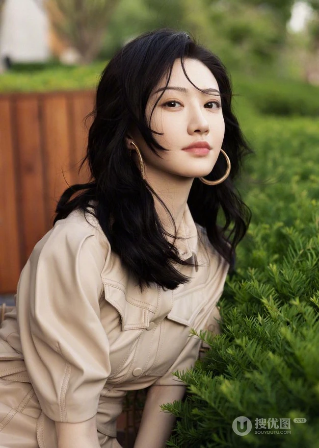景甜轻熟范十足街拍写真美照