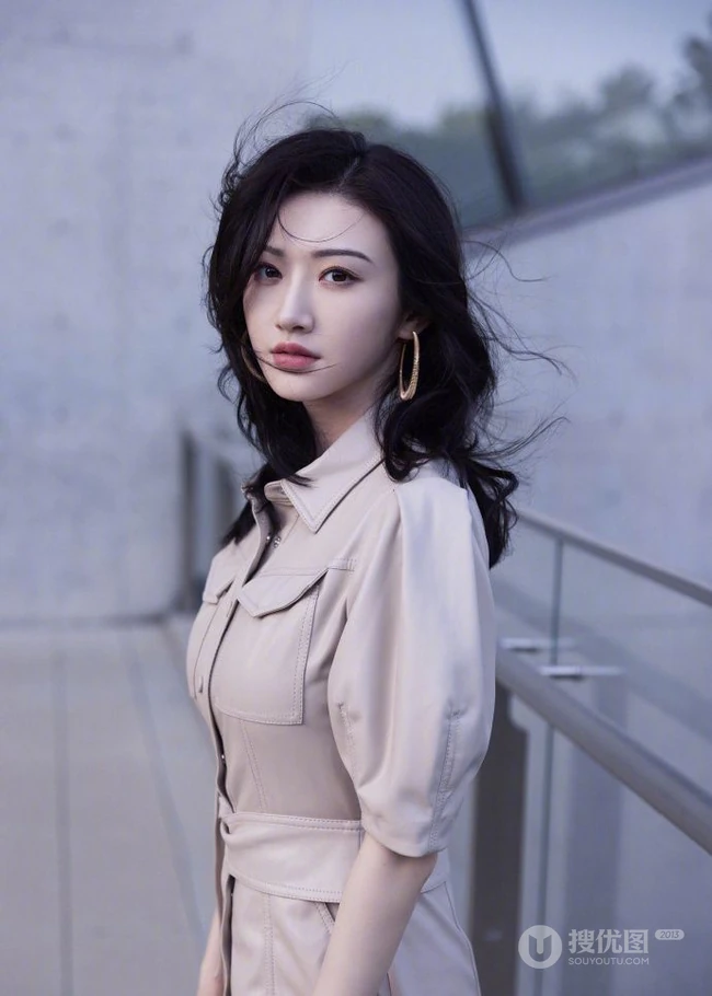 景甜轻熟范十足街拍写真美照
