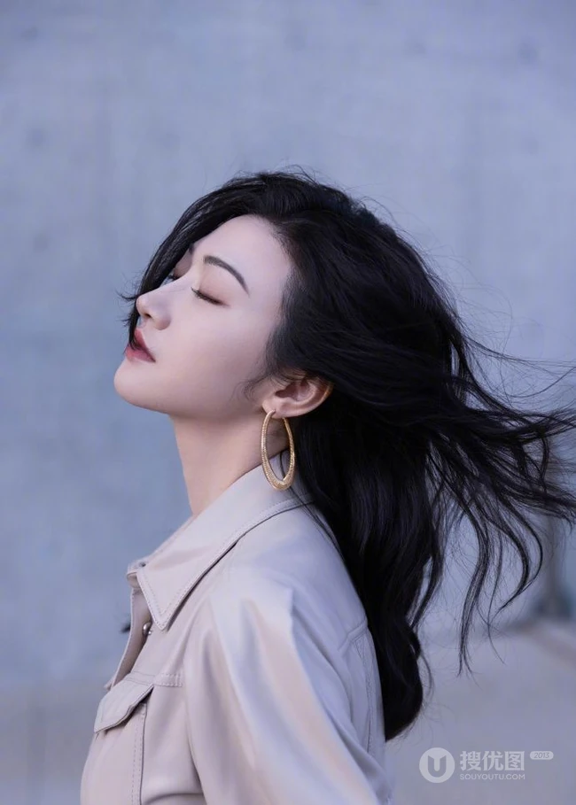 景甜轻熟范十足街拍写真美照