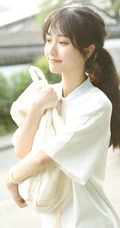 这个女孩有点甜哦！穿着校服的可爱清纯学生妹子街拍写真图片
