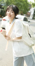 这个女孩有点甜哦！穿着校服的可爱清纯学生妹子街拍写真图片