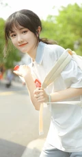 这个女孩有点甜哦！穿着校服的可爱清纯学生妹子街拍写真图片