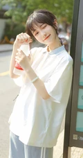 这个女孩有点甜哦！穿着校服的可爱清纯学生妹子街拍写真图片