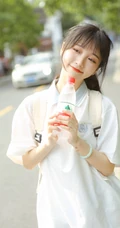 这个女孩有点甜哦！穿着校服的可爱清纯学生妹子街拍写真图片