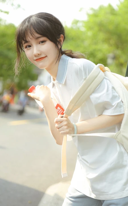 这个女孩有点甜哦！穿着校服的可爱清纯学生妹子街拍写真图片