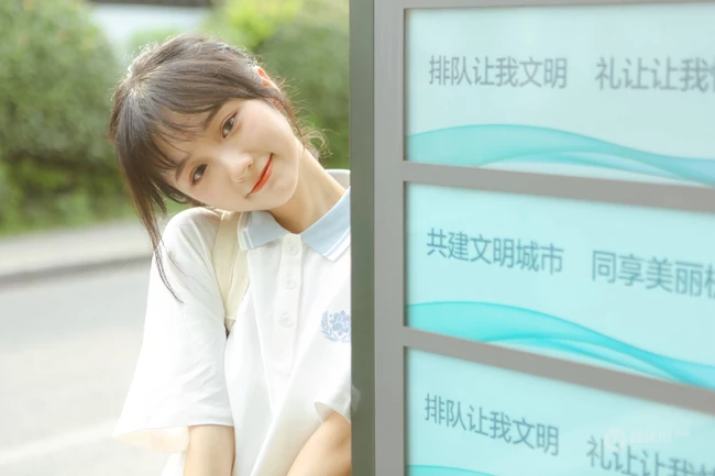 这个女孩有点甜哦！穿着校服的可爱清纯学生妹子街拍写真图片