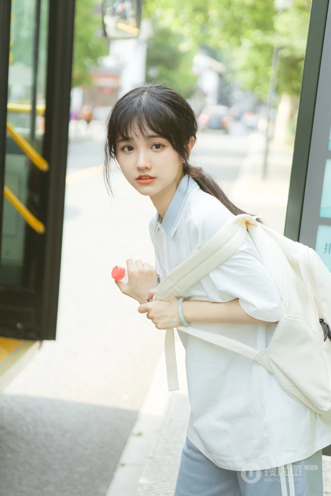 这个女孩有点甜哦！穿着校服的可爱清纯学生妹子街拍写真图片