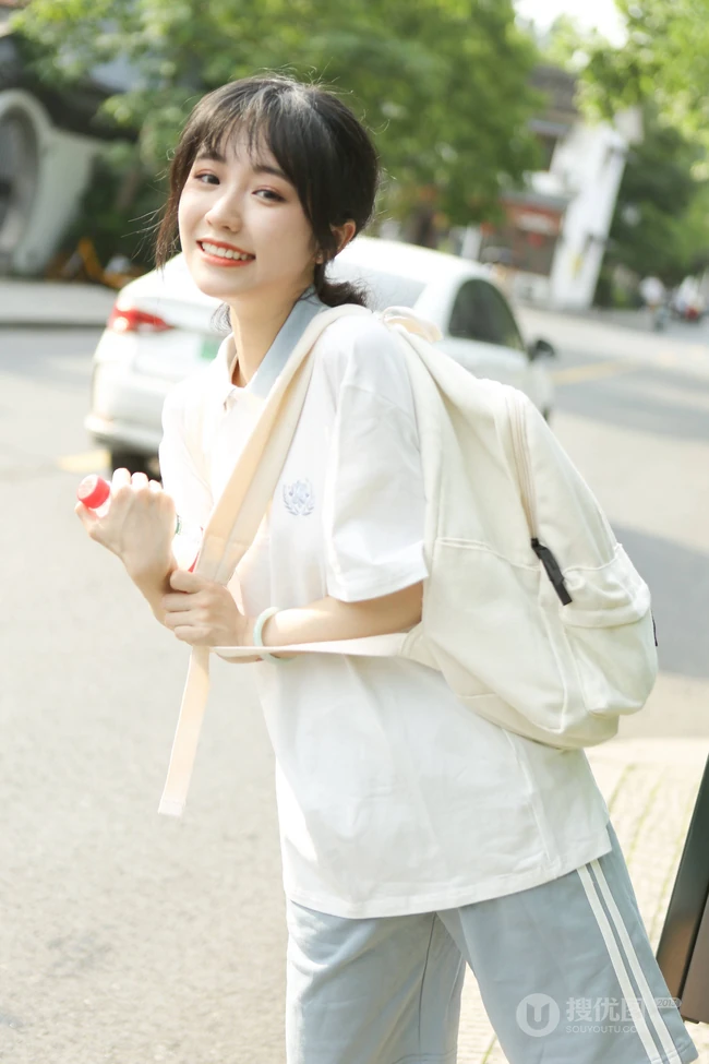 这个女孩有点甜哦！穿着校服的可爱清纯学生妹子街拍写真图片