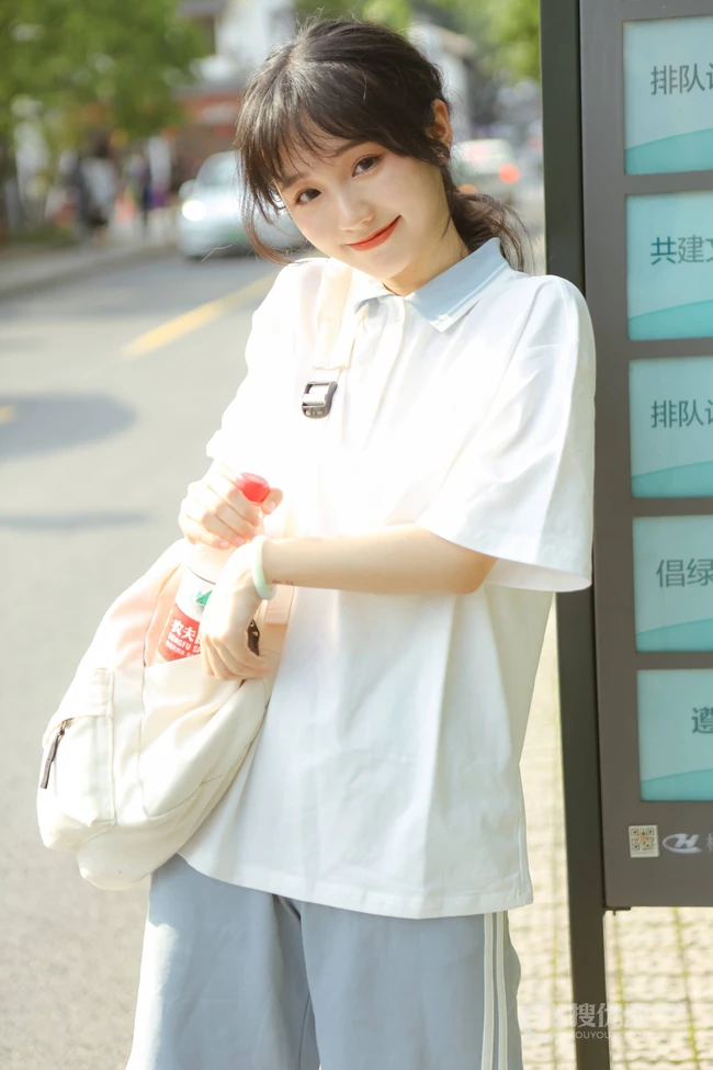 这个女孩有点甜哦！穿着校服的可爱清纯学生妹子街拍写真图片