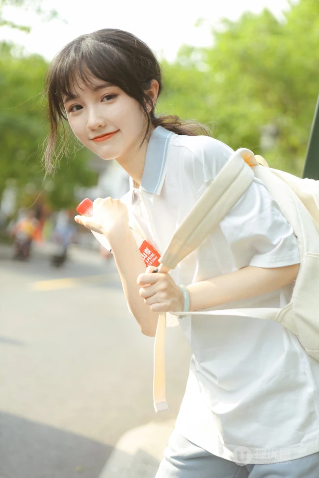 这个女孩有点甜哦！穿着校服的可爱清纯学生妹子街拍写真图片